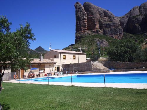 a swimming pool with a mountain in the background at Casa Mallos de Agüero in Agüero