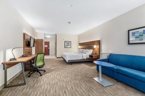 En eller flere senger på et rom på Holiday Inn Express & Suites Van Buren-Fort Smith Area, an IHG Hotel