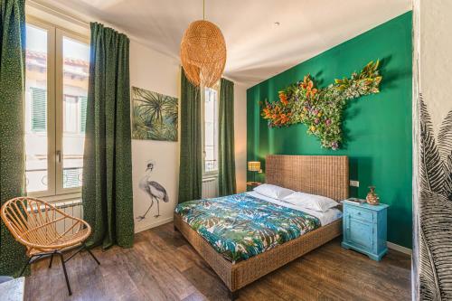 1 dormitorio con cama y pared verde en Coderooms, en Florencia