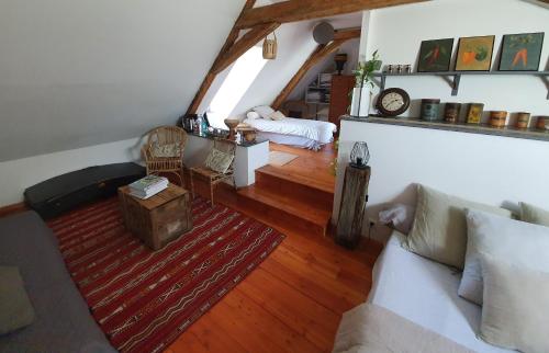 ein Wohnzimmer mit einem Sofa und einem Tisch in der Unterkunft Chambre d'hôtes à la campagne Nevers in Challuy