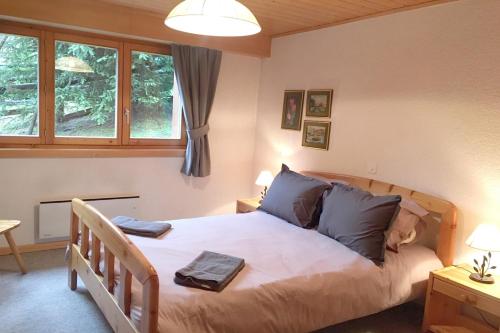 um quarto com uma cama e uma janela em Botzatei 001 em Verbier