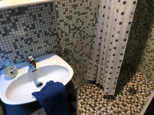 アイゼナハにあるFerienwohnungen Enderのバスルーム(白いシンク、青いタオル付)