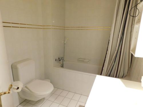 a bathroom with a toilet and a tub and a shower at Residence Edelweiss C331 in Bellwald
