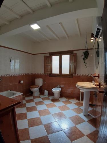 duża łazienka z 2 toaletami i 2 umywalkami w obiekcie La Serrana de la Vera Casa Rural TR-CC-00366 w mieście Garganta la Olla