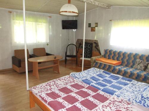Ένα ή περισσότερα κρεβάτια σε δωμάτιο στο Agroturystyka pod kasztanem [czynny od maja do września]
