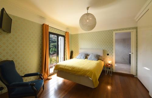 サルテーヌにあるAppart'hotel Fior Di Ribbaのベッドルーム1室(ベッド1台、椅子、窓付)
