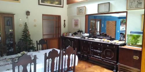 a dining room with a table and a large mirror at Landhaus in Santo Antônio do Pinhal