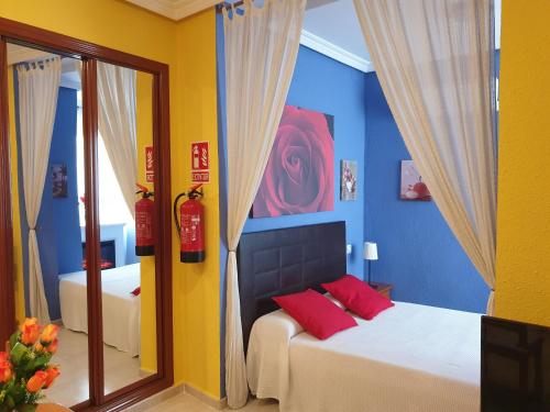 1 Schlafzimmer mit 2 Betten und einem Spiegel in der Unterkunft Apartamentos Dana Sol in Madrid