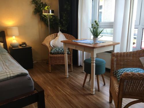 um quarto com uma mesa e cadeiras e uma cama em Perfectly Downtown / Mitten im Geschehen em Wiesbaden