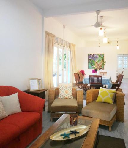 sala de estar con sofá y mesa en Ulu Rhu Villa, en Tanjung Rhu