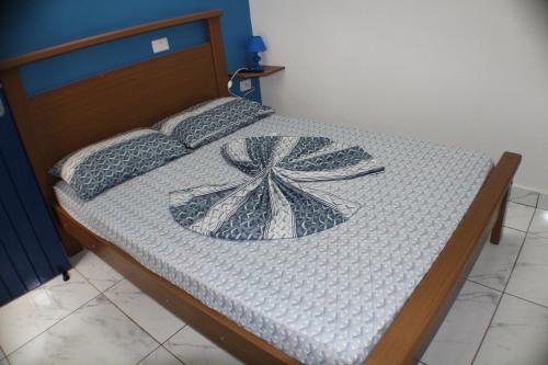 a bedroom with a bed with a flower on it at Pousada Flor de Aurora Bertioga in Bertioga