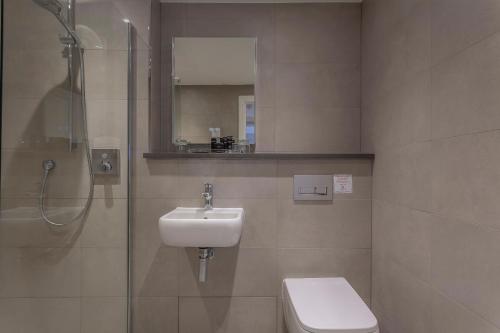 
A bathroom at Oatlands Park Hotel
