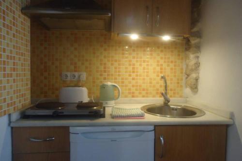 una cocina con fregadero y encimera en Cueva Santa Cruz, en Alicante