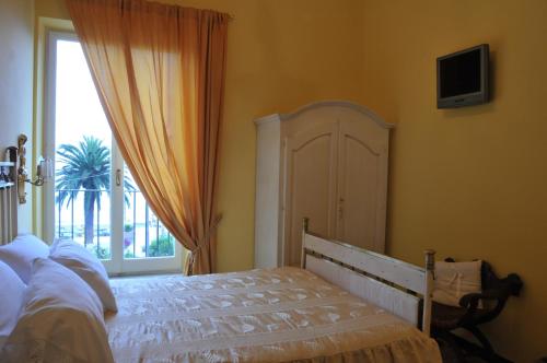 ノーリにあるCasa Paglianoのベッドルーム1室(ベッド1台、大きな窓付)