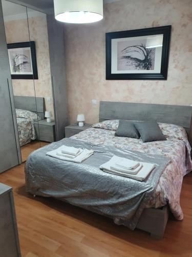 sypialnia z łóżkiem i dwoma ręcznikami na nim w obiekcie charming apartment Tilli with parking w mieście Perugia