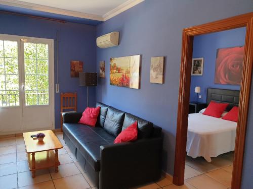 - un salon avec un canapé et un lit dans l'établissement Apartamentos Dana Madrid, à Madrid