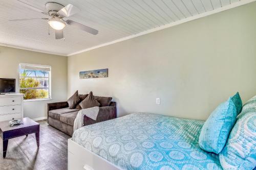 a bedroom with a bed and a couch at Fishermans Bungalow Hideaway in Conch Key