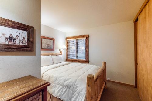 a bedroom with a bed and a window at Cozy Condo in Ski Trails in Truckee