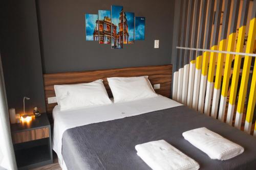 Un dormitorio con una cama con dos toallas encima. en DFC FMA- Coliving, en Salta