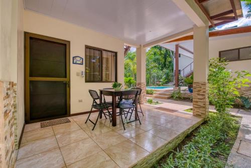 a patio with a table and chairs in a house at AroCocles (Paula) in Cocles