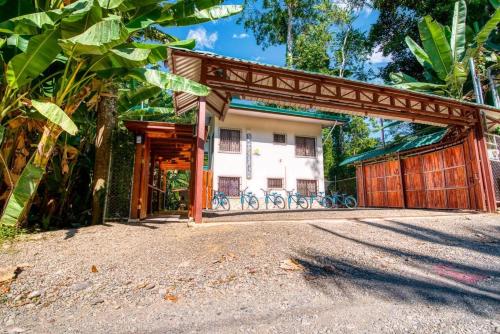 una entrada a una casa con una puerta de madera en AroCocles (Lucía), en Cocles