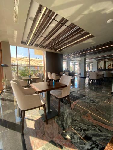 a lobby with a table and chairs in a building at Apartman Bozur in Vrnjačka Banja