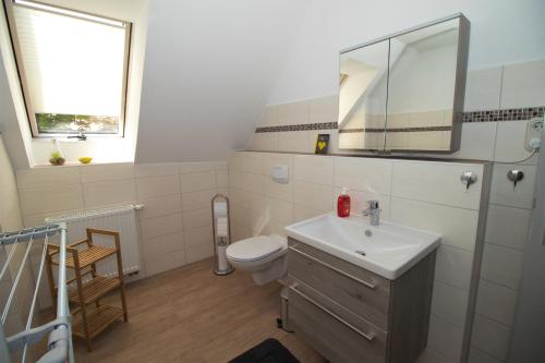 een badkamer met een wastafel en een toilet bij Ferienwohnung Vietgest in Vietgest