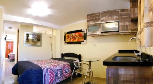 een slaapkamer met een bed en een wastafel en een wastafel bij Tambo del Solar in Arequipa