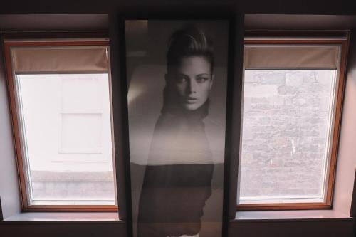 una foto de una mujer en una pared junto a dos ventanas en Le Monde Hotel, en Edimburgo