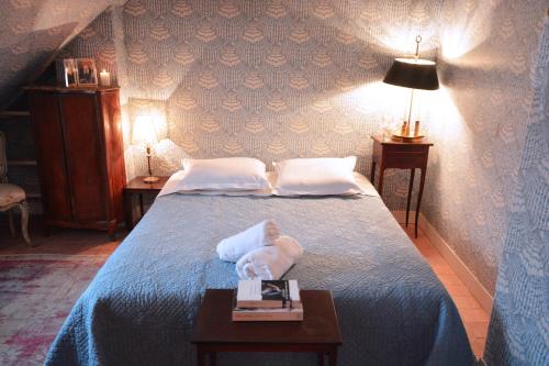 - une chambre dotée d'un lit avec une poupée dans l'établissement Charming Studio Near Louvre, à Paris