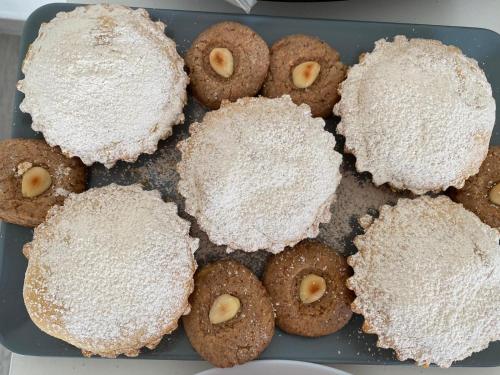 a tray of donuts with powdered sugar on them at B&B La Casa di Paolo in Orsogna