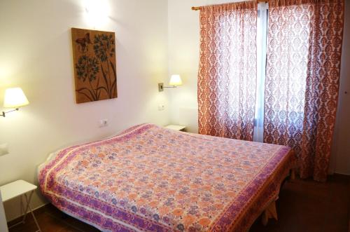 Giường trong phòng chung tại Rosas Cantares. Casa Julia
