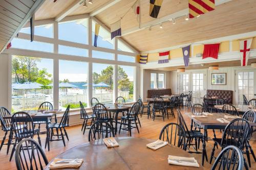 Restavracija oz. druge možnosti za prehrano v nastanitvi Spruce Point Inn Resort and Spa