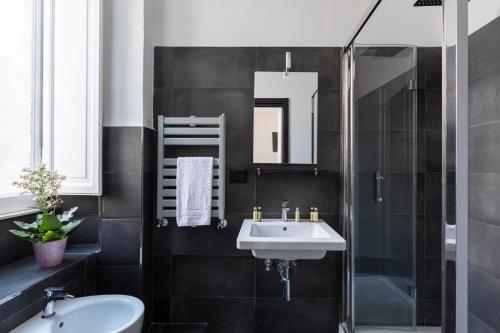 ein Badezimmer mit Waschbecken und Dusche in der Unterkunft Residenza Vaticano by Hili in Rom