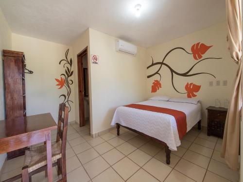 A bed or beds in a room at Hotel y Restaurante Villas Del Sol Jalpan