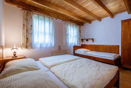 een slaapkamer met 2 bedden en een raam bij Chatka TATRALANDIA 439 in Liptovský Mikuláš
