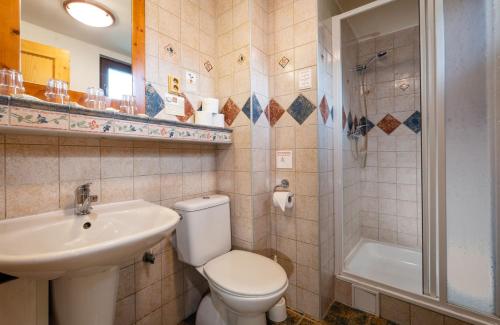 een badkamer met een toilet, een wastafel en een douche bij Chatka TATRALANDIA 439 in Liptovský Mikuláš