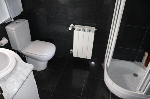 ein kleines Badezimmer mit Toilette und Waschbecken in der Unterkunft Mar y Montaña en Las Rías Baixas in Gondomar