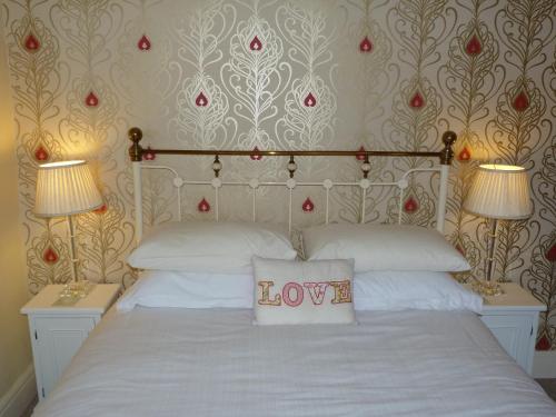 A bed or beds in a room at All Seasons B&B 