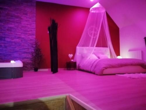 Postel nebo postele na pokoji v ubytování Gîte le Petit Crocq avec SPA privatif