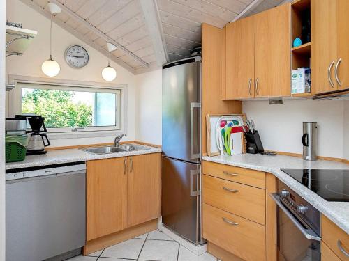 Kuhinja oz. manjša kuhinja v nastanitvi 8 person holiday home in Faxe Ladeplads