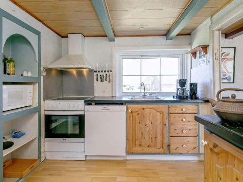 une cuisine avec des appareils électroménagers blancs et une fenêtre dans l'établissement 16 person holiday home in Ulfborg, à Ulfborg