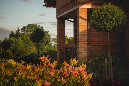 a brick house with flowers in front of it at Jerzwałd 14 in Jerzwałd