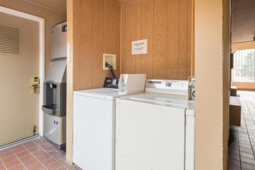 eine Küche mit Waschmaschine und Trockner im Zimmer in der Unterkunft Travel Inn Sunnyvale in Sunnyvale