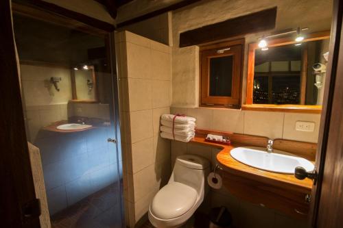 een badkamer met een toilet en een wastafel bij Ilatoa Lodge in Quito