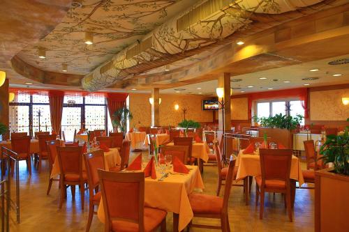 PRIMAVERA Hotel & Congress centre tesisinde bir restoran veya yemek mekanı