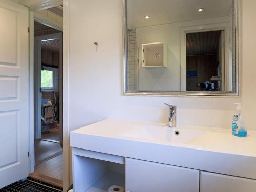 Baño blanco con lavabo y espejo en 6 person holiday home in J gerspris en Hornsved
