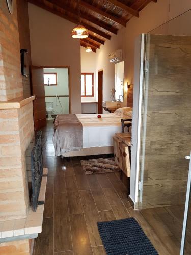 a large bedroom with a bed and a bathroom at Colline Verte in Monte Verde