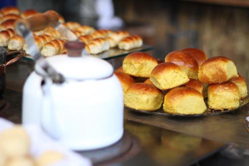 Ein Haufen Gebäck auf Tabletts in einer Bäckerei. in der Unterkunft Pousada Relíquias do Tempo in Diamantina