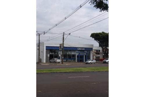 a store on the corner of a street at Apartamento Cidade Verde 6 MT in Maringá